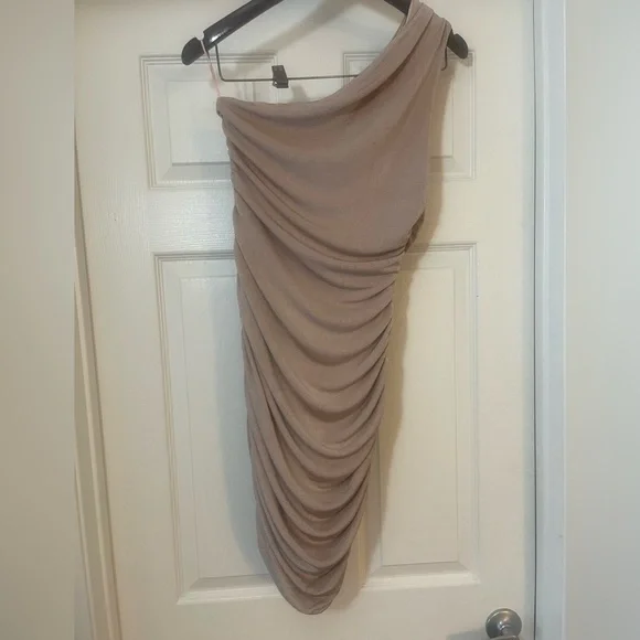 Superdown Darlene one shoulder ruched dress - Picture 5 of 10